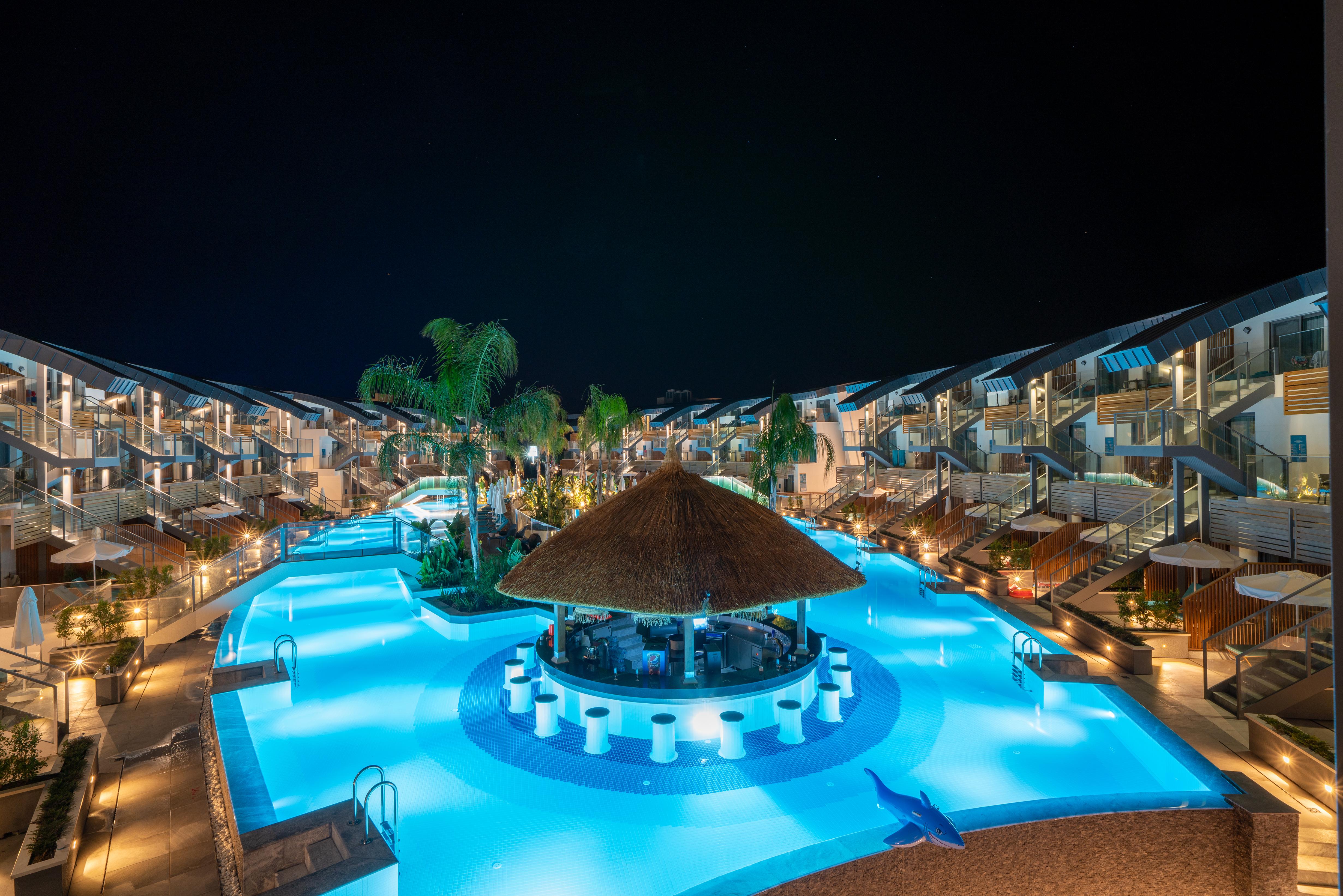 Liberty Fabay Hotel Fethiye Exterior foto The resort at night