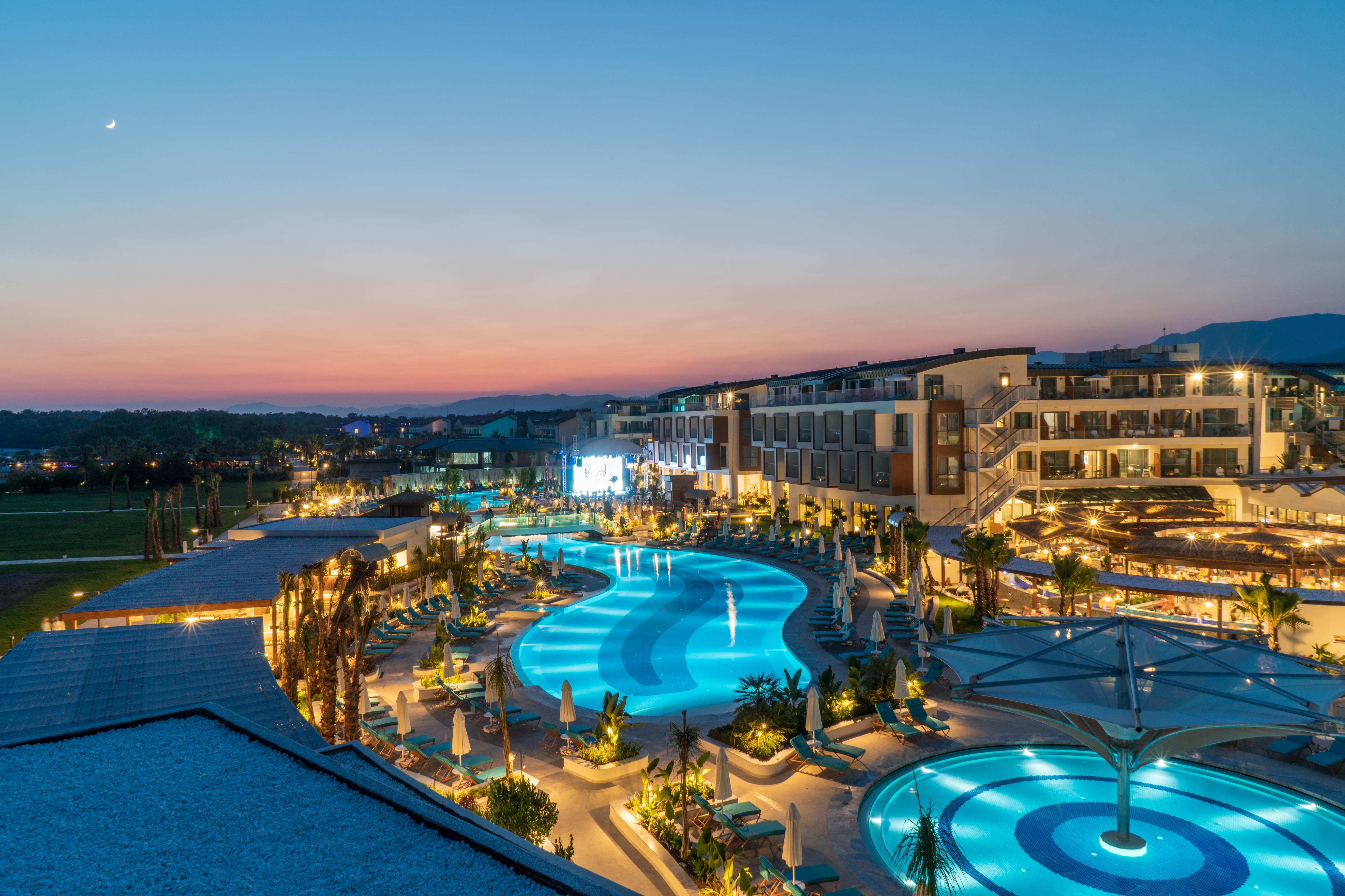 Liberty Fabay Hotel Fethiye Exterior foto The resort at night