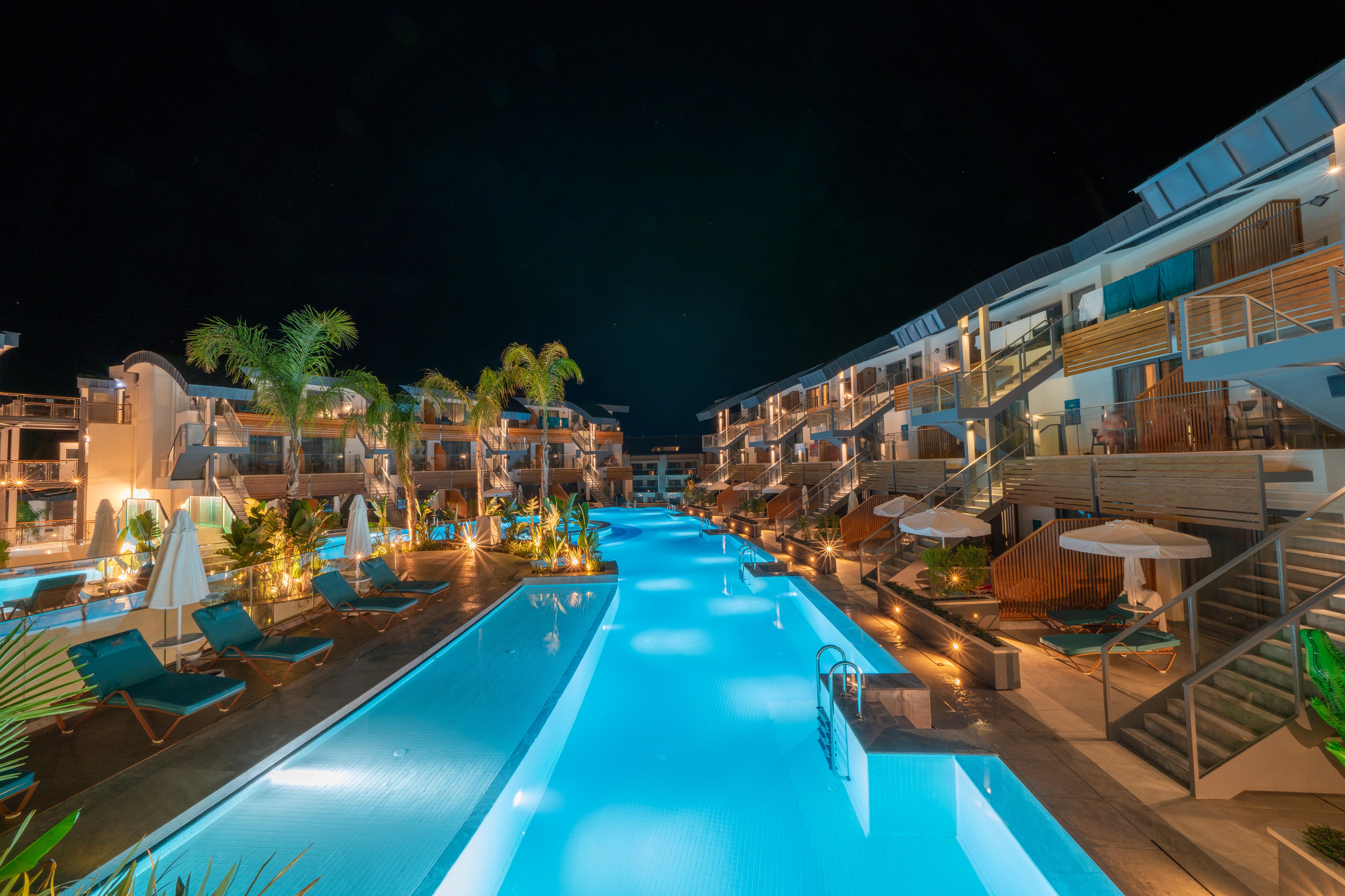 Liberty Fabay Hotel Fethiye Exterior foto The resort at night