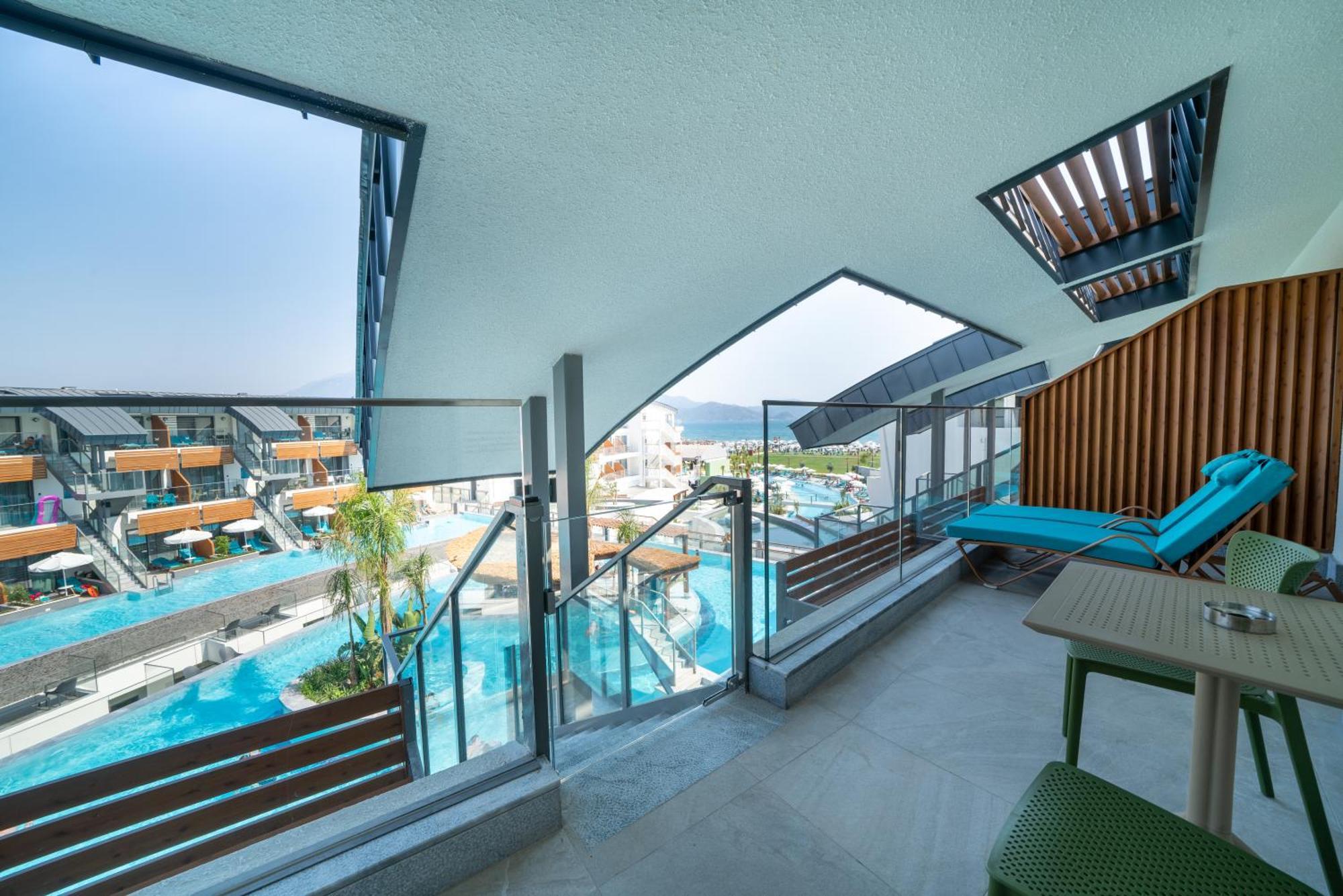 Liberty Fabay Hotel Fethiye Exterior foto Balcony of a hotel room