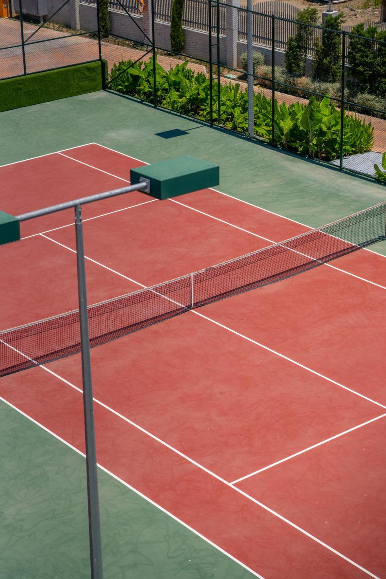 Liberty Fabay Hotel Fethiye Exterior foto A tennis court
